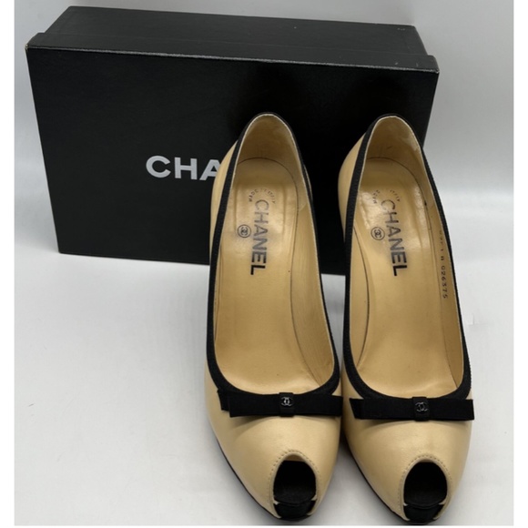 CHANEL Off-White Leather Peep Toe Pump w/ CC Logo Bow + Grosgrain Trim sz 38.5 - Picture 2 of 11